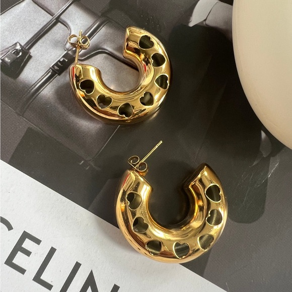 NEW💎18K Gold Plated Hollow Heart Design Chunky Hoop Earrings* - Picture 9 of 10